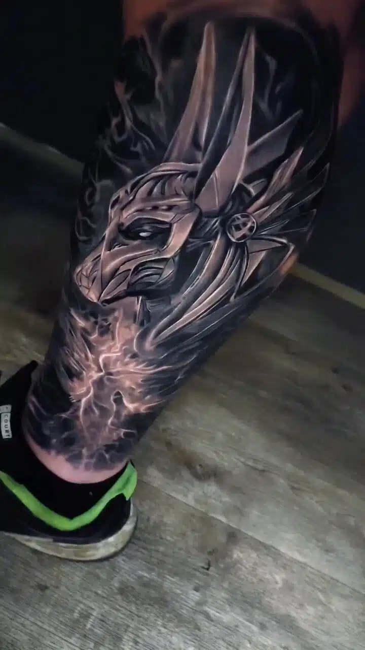 Tetování náboženství, Anubis na lýtku