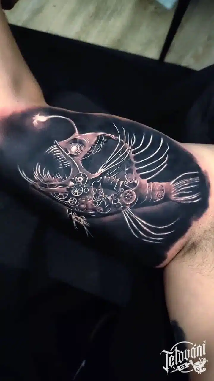 Tetování zvíře, ryba, mořský ďas na bicepsu
