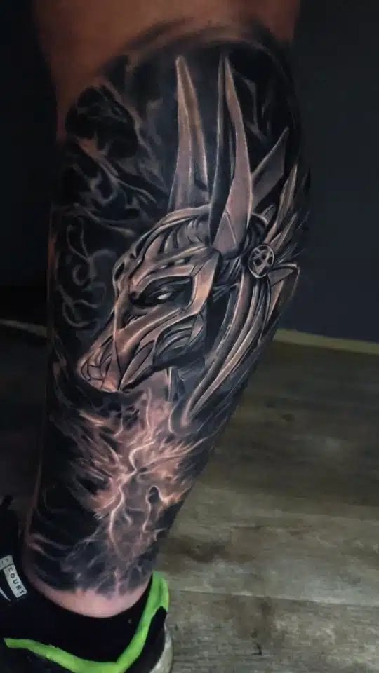 Tetování náboženství, Anubis na lýtku