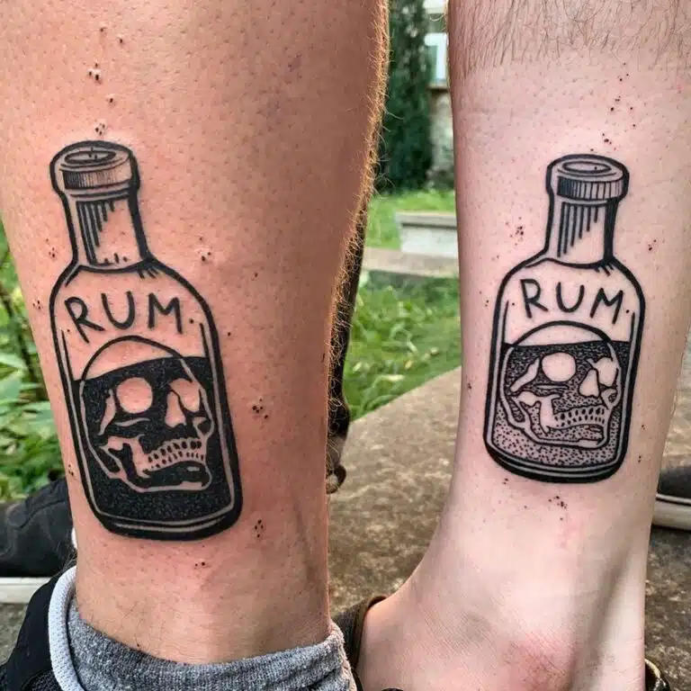 Tetování láhve s lebkami na lýtku