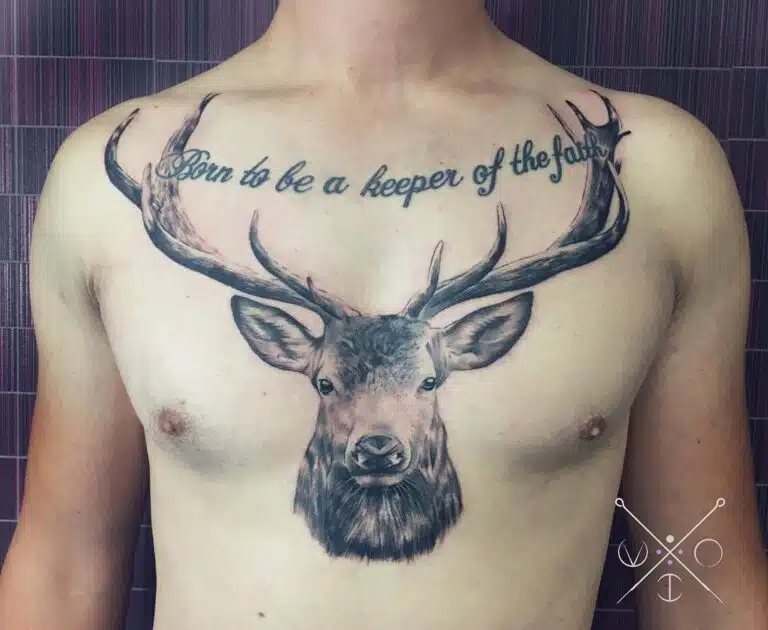 Tetování zvíře, jelen na hrudi