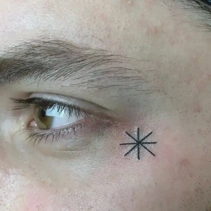 Minimalistické tetování oko, znaky a symboly na obličej