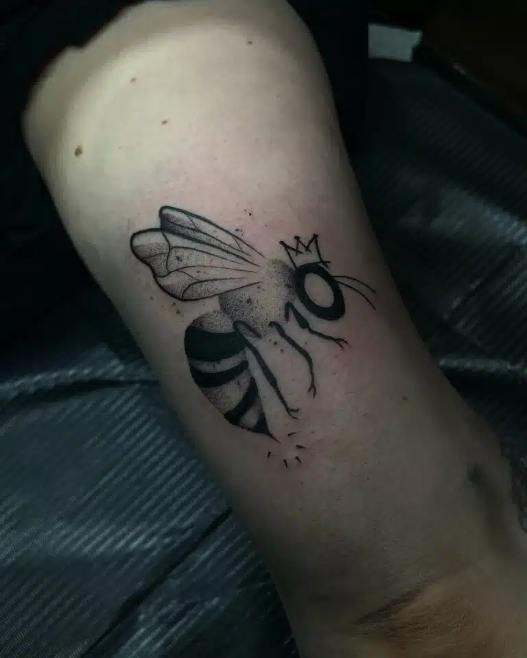 Tetování symbol, včela s korunkou, zvíře na paži