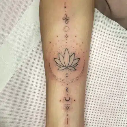 Tetování znaky a symboly, vesmír, lotus, Měsíc s hvězdami na předloktí