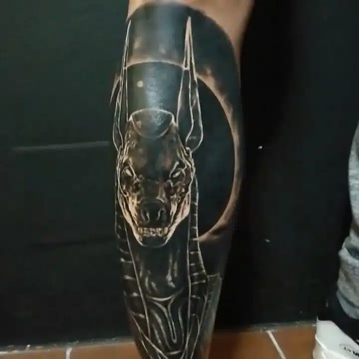 Tetování náboženství, Anubis na lýtku