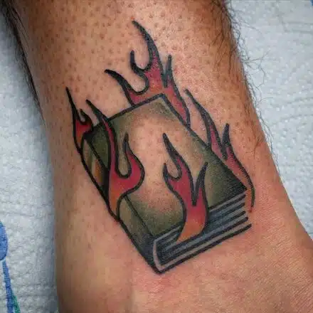 Tetování symbol smutku, pálení knihy na kotníku