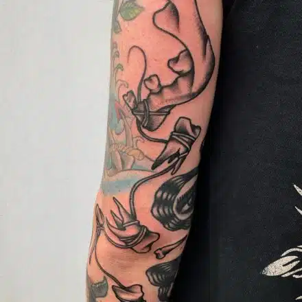 Tetování symbol rodiny a síly na paži