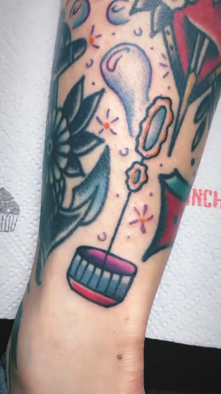 Tetování oldschool symboly na předloktí
