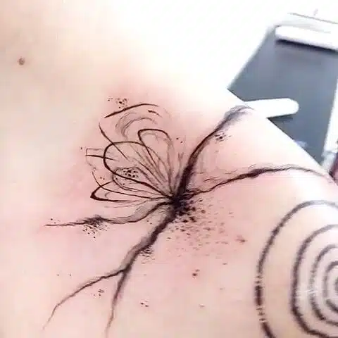 Tetování abstraktní čáry na rameni
