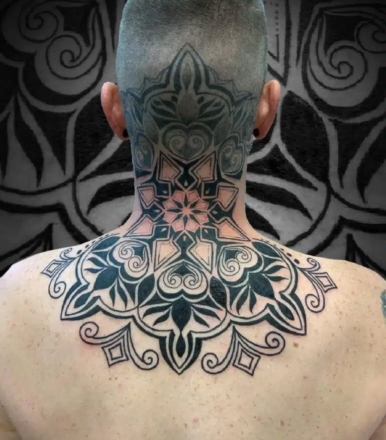 Tetování mandala na krku