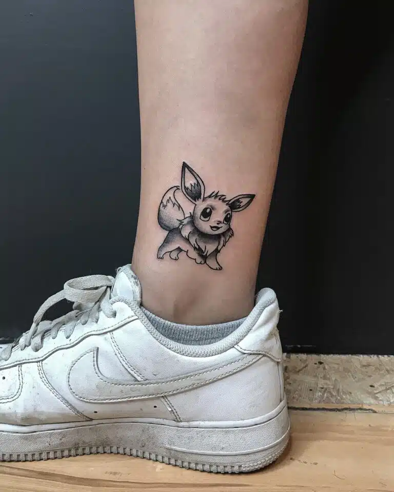 Tetování z filmů a pohádek, postavička pokémona na kotníku
