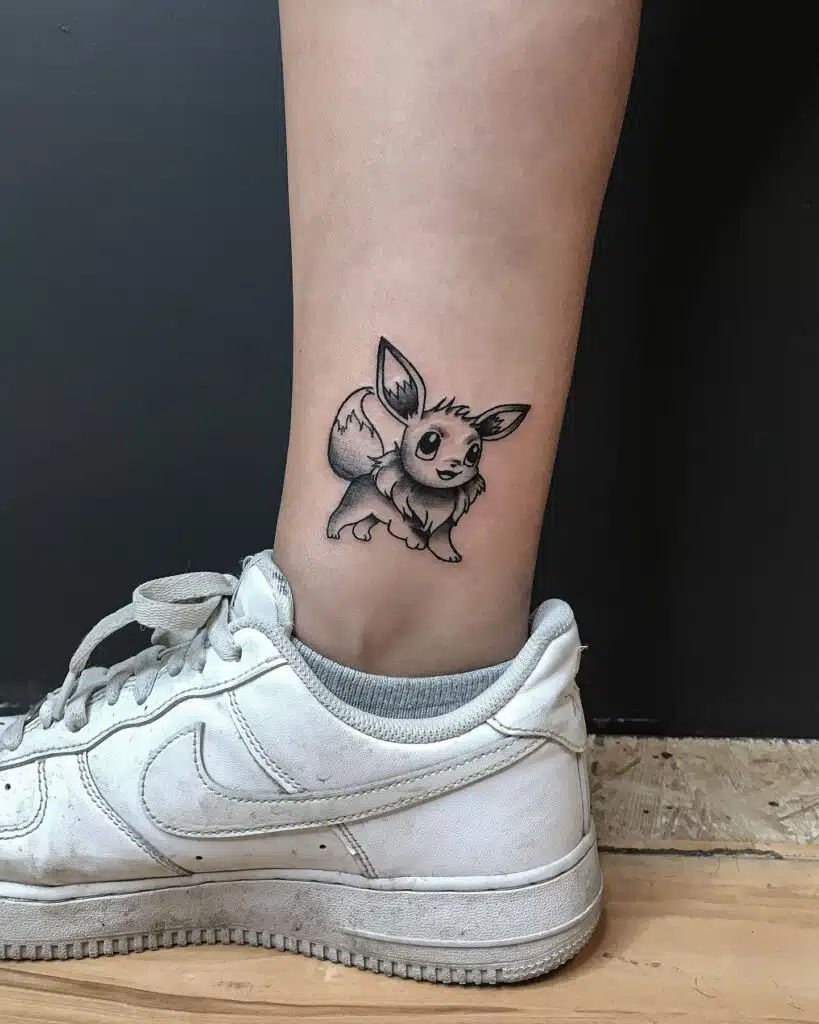 Tetování z filmů a pohádek, postavička pokémona na kotníku