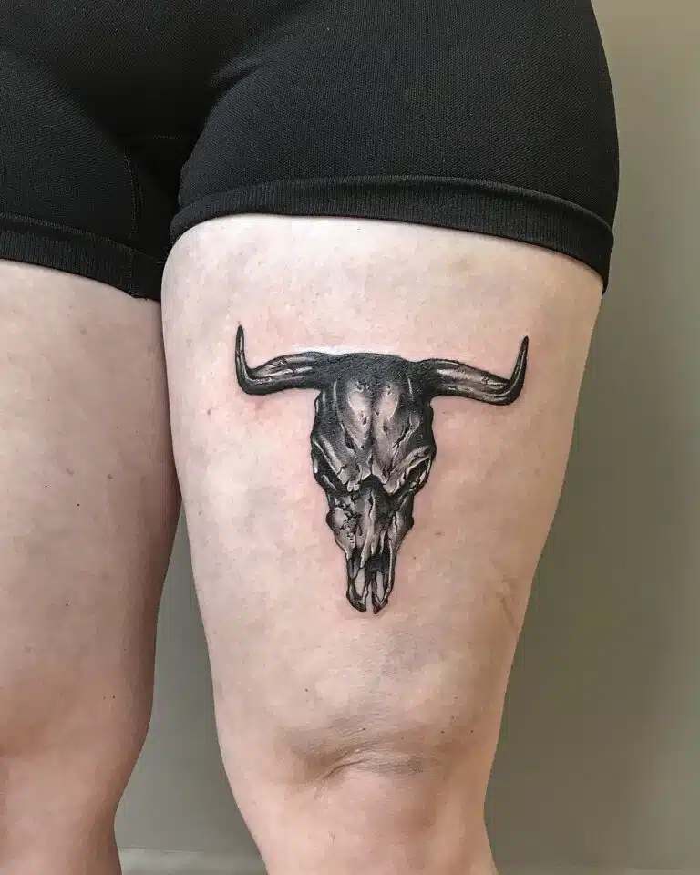 Tetování lebka býka na stehně