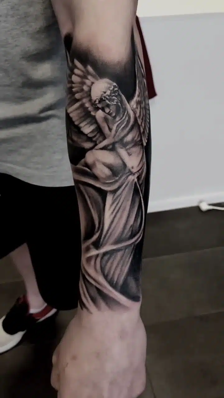 Tetování realistika padlý anděl na předloktí