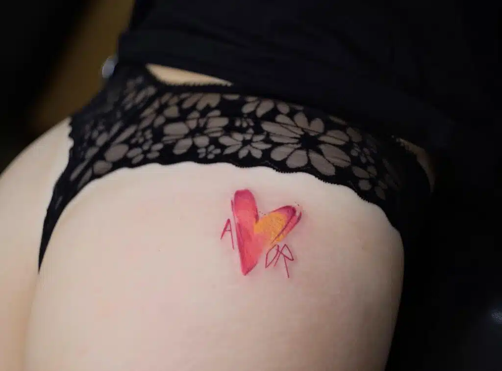 Minimalistické tetování srdce na zadek