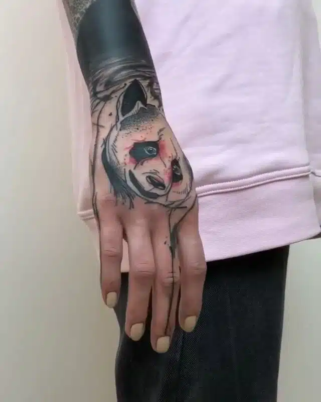 Tetování zvíře panda na hřbet ruky