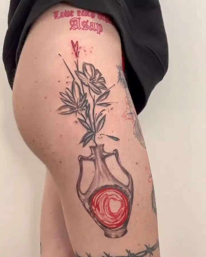 Tetování květiny, symbol na bok stehna