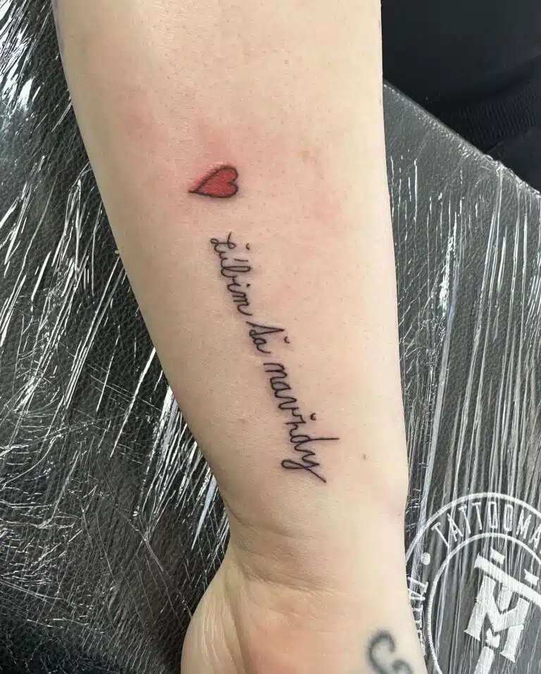 Minimalistické tetování nápis, citát, symbol, srdce na předloktí
