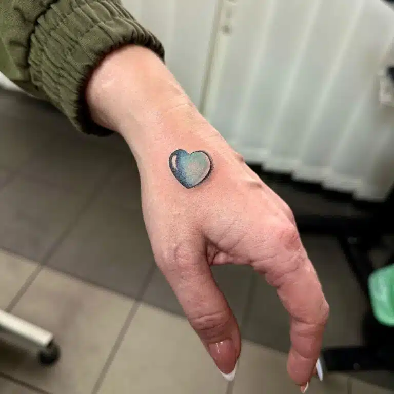 Tetování symbol srdce na hřbet ruky