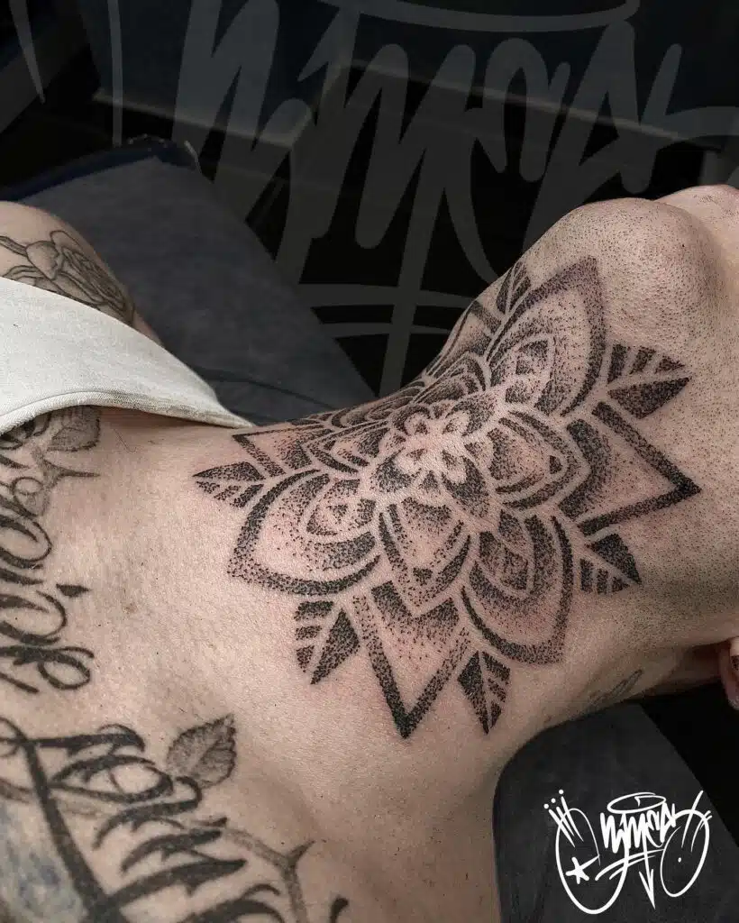 Tetování mandala na krku