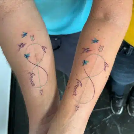 Společná tetování pro páry, šíp, nekonečno lásky na předloktí