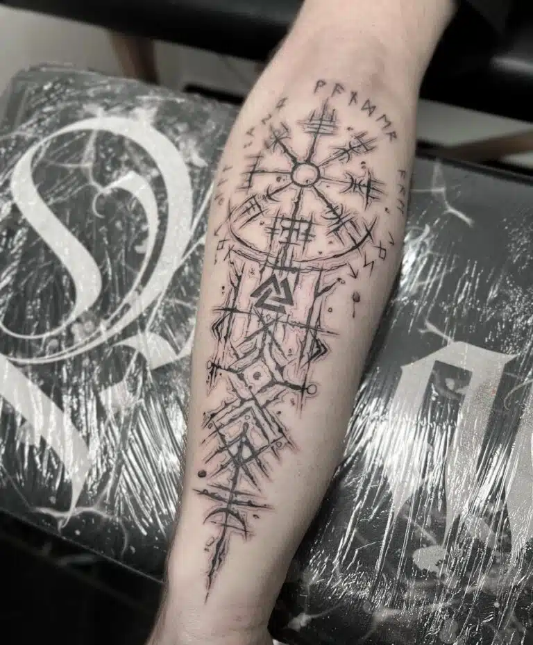 Tetování vikingské znaky a symboly na předloktí