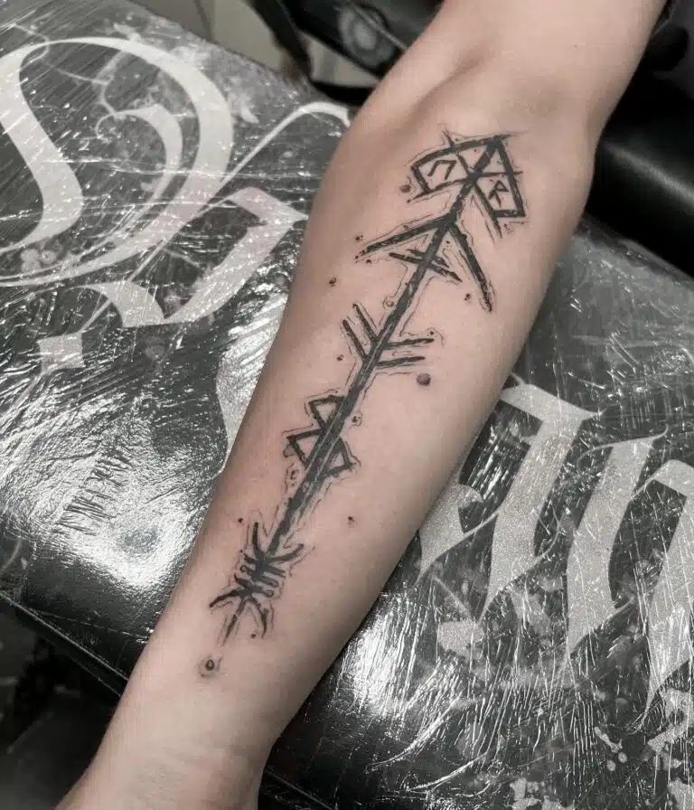 Tetování znaky a symboly vikingů na předloktí