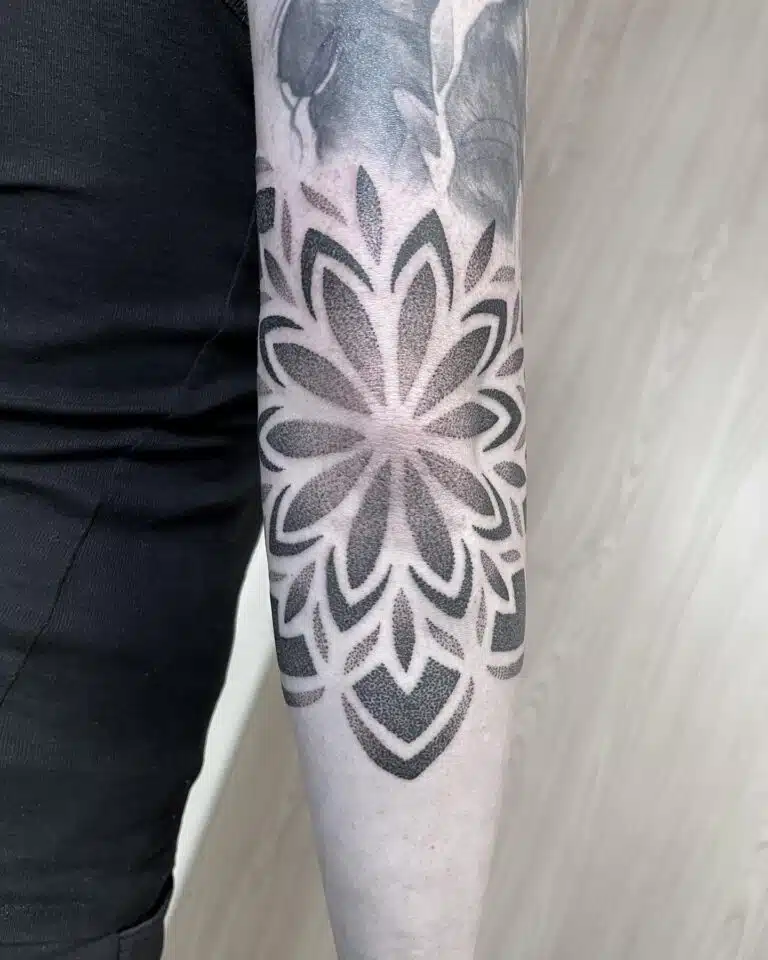 Tetování mandala na předloktí