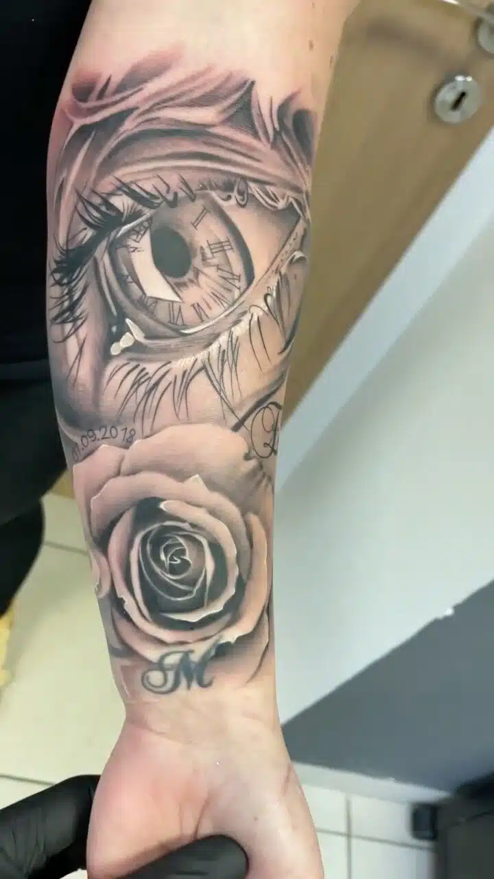 Tetování oko a růže na předloktí