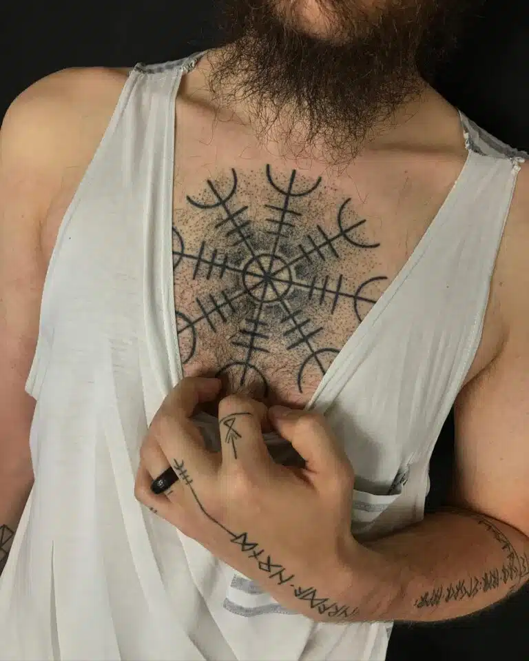 Tetování vikingské znaky a symboly na hrudi