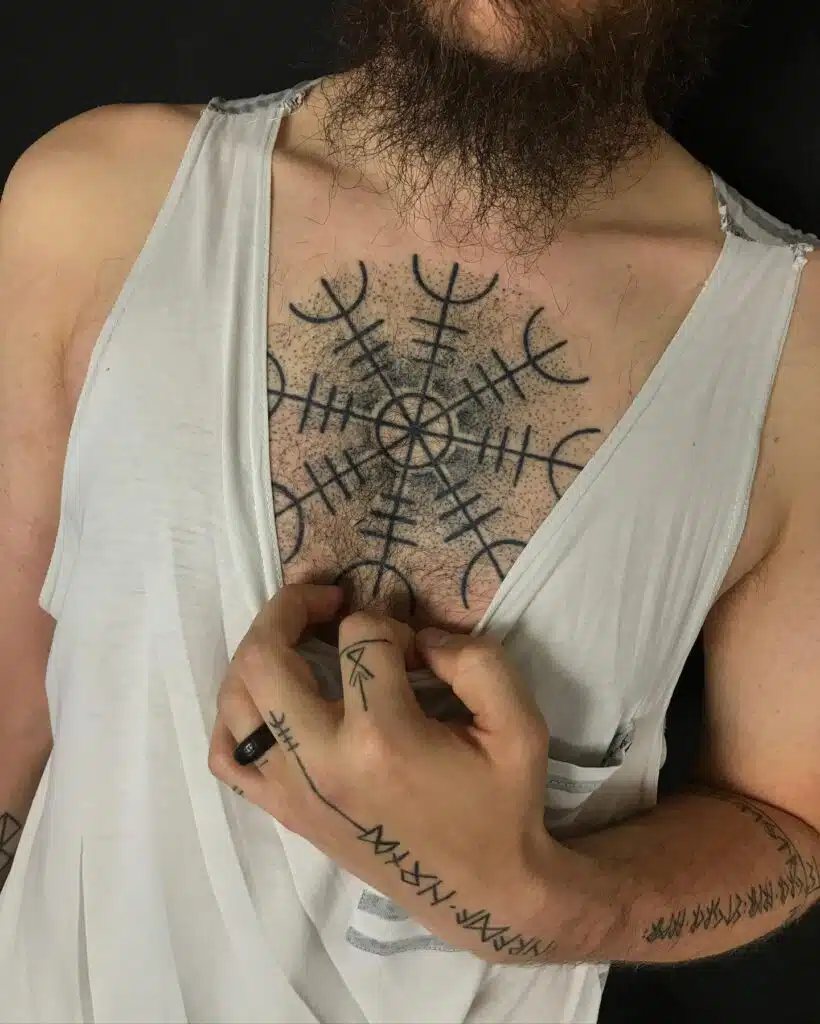 Tetování vikingské znaky a symboly na hrudi