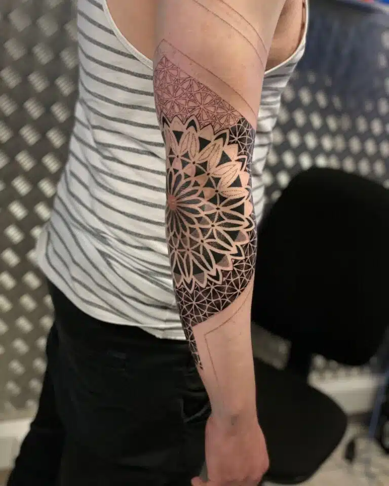 Tetování mandala na loket