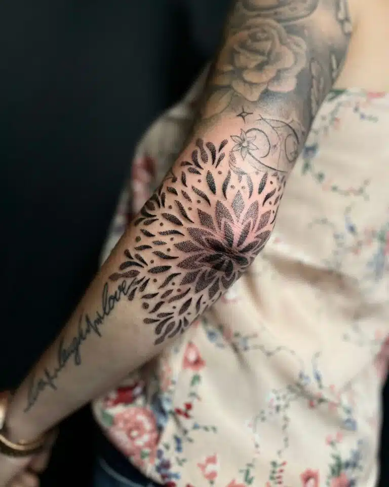 Tetování mandala na loket