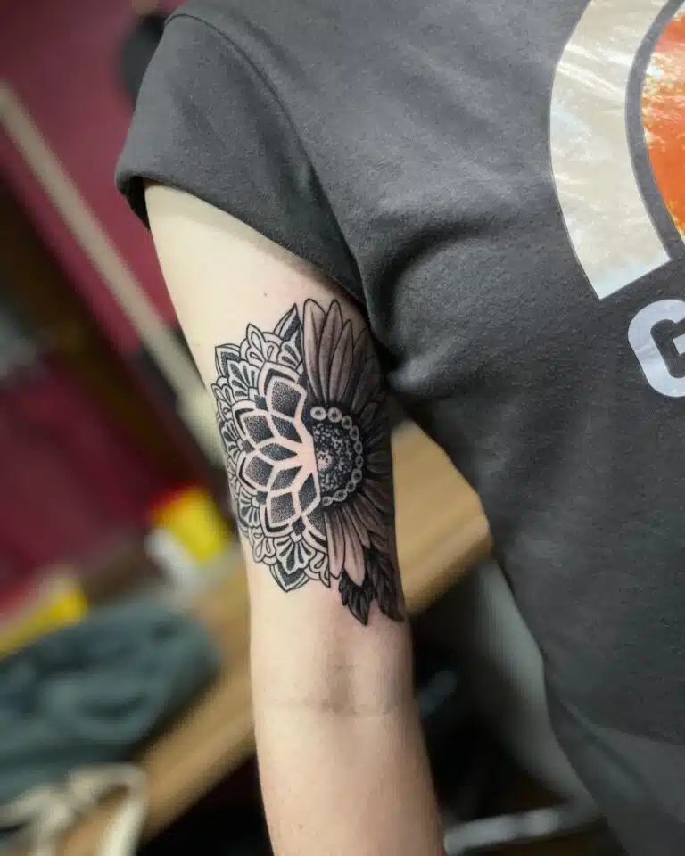 Tetování květina, slunečnice s mandalou na paži
