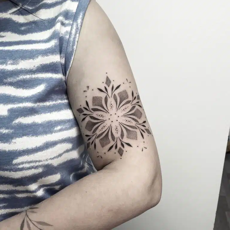 Tetování mandala na paži
