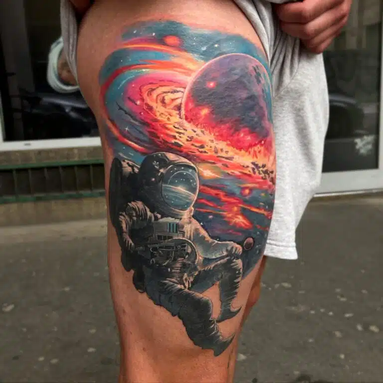 Tetování vesmír, astronaut, planeta na stehně