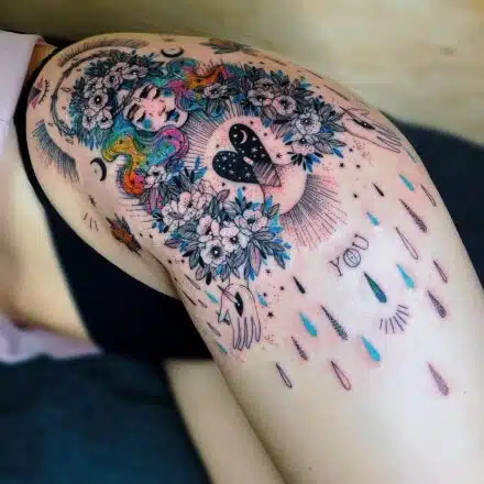 Tetování symbolika lásky, žena na stehně