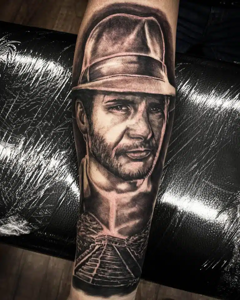 Tetování portrét z filmů a pohádek Indiana Jones na předloktí