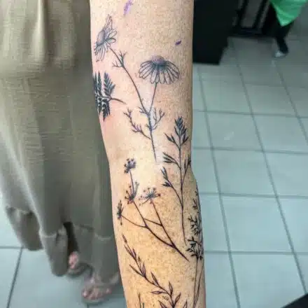 Tetování květiny, kopretina, luční kvítí na ruce