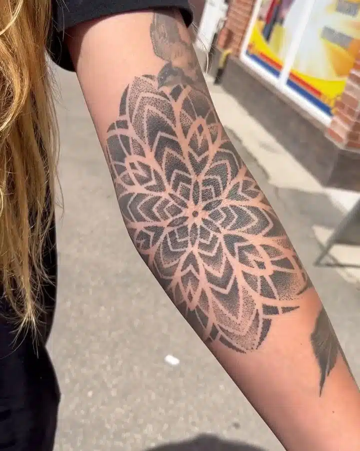 Tetování mandala na ruce