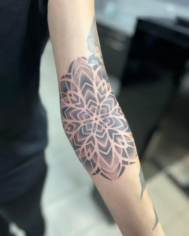 Tetování mandala na předloktí