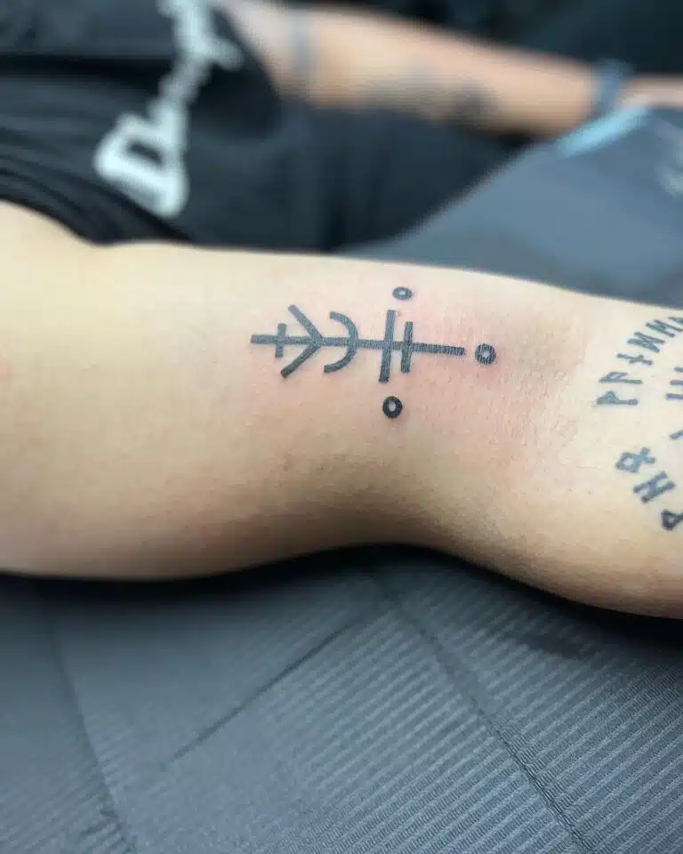 Tetování znak a symbol vikingů na paži