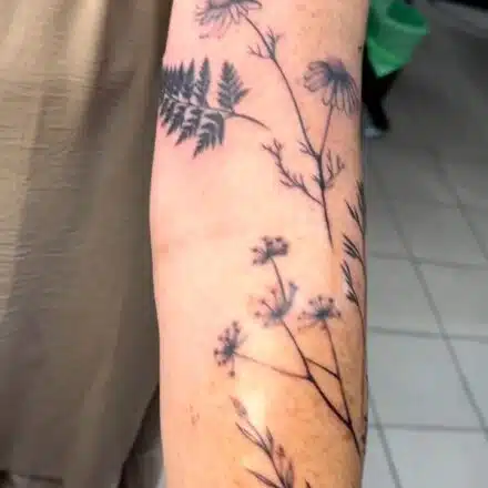 Tetování květiny, kopretina, luční kvítí na ruce