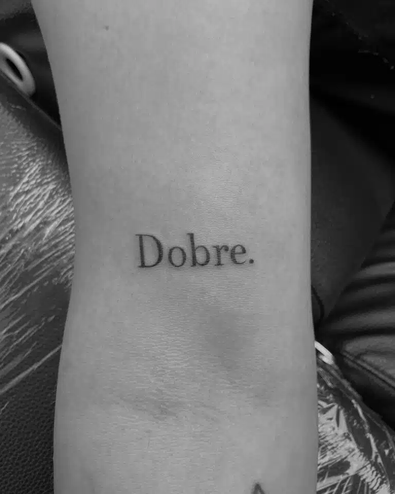 Tetování písmena, nápis na paži