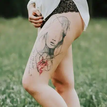 Tetování portrét ženy, srdce na boku stehna