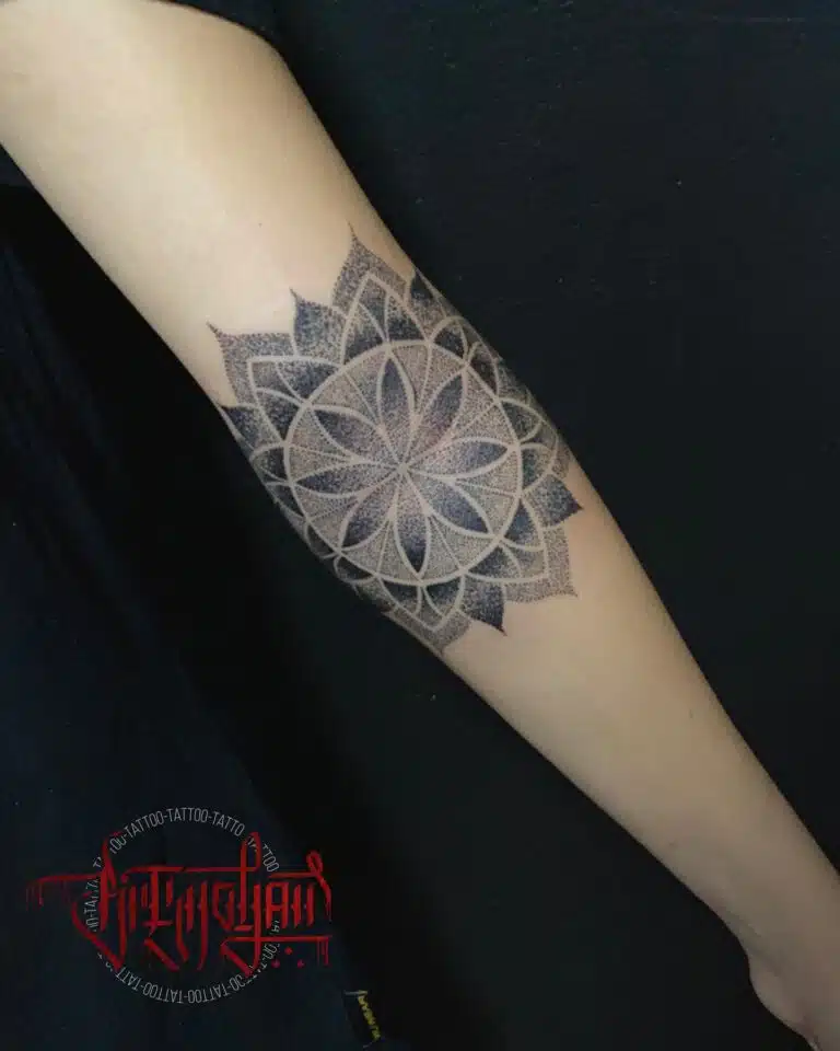Tetování mandala na předloktí