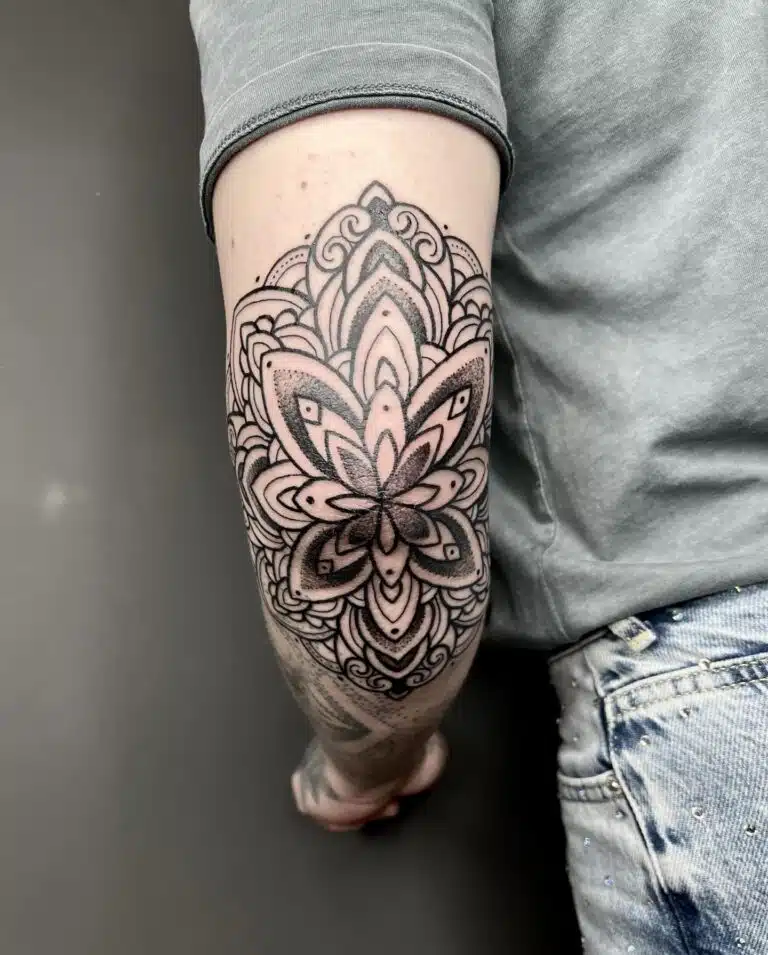 Tetování mandala na loket