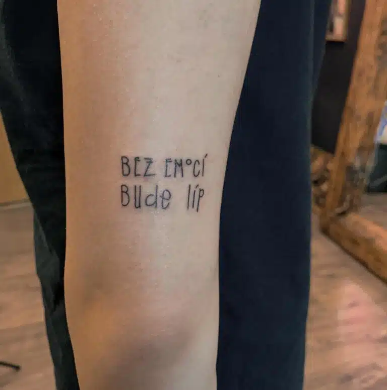 Tetování nápis, citát na rameno