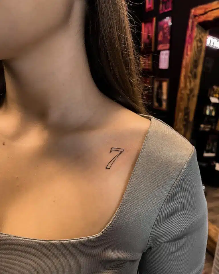 Minimalistické tetování číslo pod klíční kost