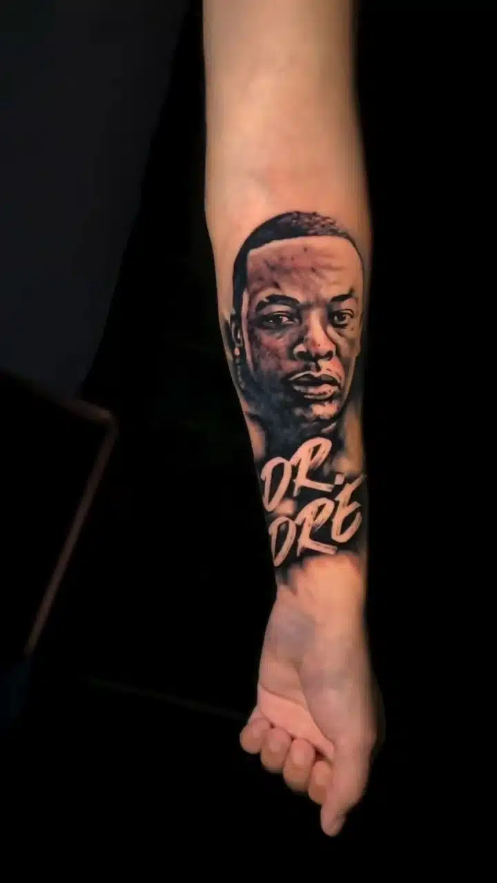 Tetování portrét z filmů a pohádek Dr. Dre na předloktí